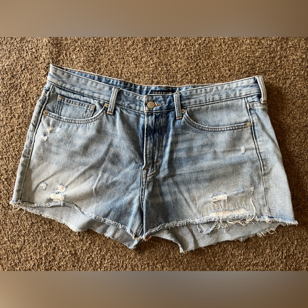 Light bLue jean shorts distressed